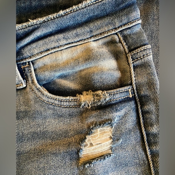 BRAND NEW Vervet Distressed Straight Leg Jeans - Picture 10 of 11